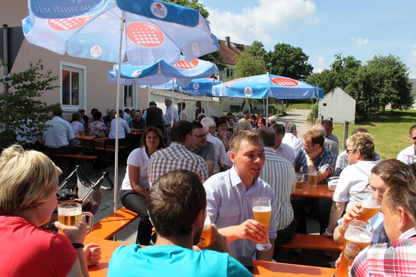 Bei sommerlichen Temperaturen und Sonnenschein schmeckte ein kühles Bier zu Weißwurst oder Wienern besonders gut.