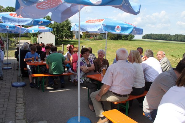 Bei sommerlichen Temperaturen und Sonnenschein schmeckte ein kühles Bier zu Weißwurst oder Wienern besonders gut.