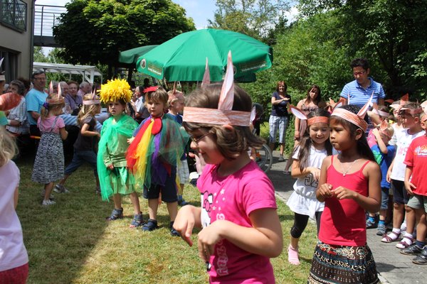 Der Kindergarten St, Jakob Ensdorf begeisterte die Senioren mit seiner lustigen „Wiesenparty“.
