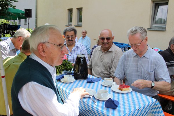 Auch Pfarrer Pater Herman Sturm (re.) schmeckte der Erdbeerkuchen.