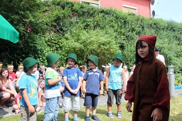 Fünf mutige „Männer“ wollten einen Bären fangen.