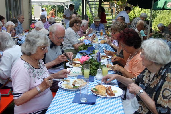 Allen Senioren und Seniorinnen schmeckten die leckeren Brotzeiten von  „Chefkoch“ Mario Hellerl.