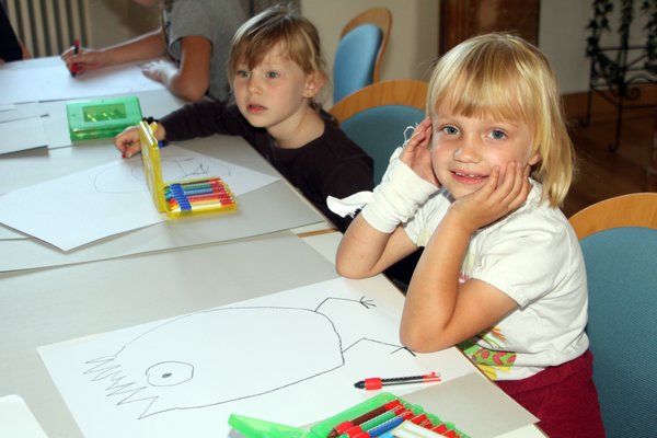 Nach der Geschichte „Mama Muh will rutschen“ malten die Kinder lustige Vögel.