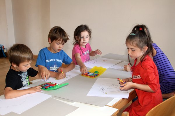 Nach der Geschichte „Mama Muh will rutschen“ malten die Kinder lustige Vögel.