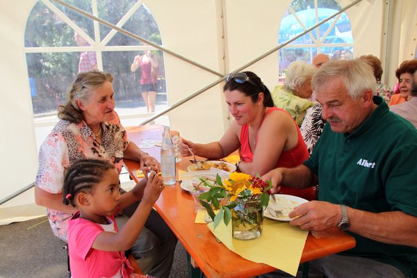 Ganze Generationen feierten in Hofstetten beim Dorffest.