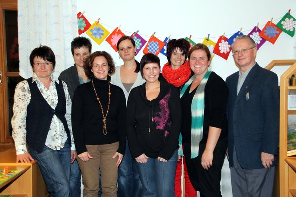 Der neue Elternbeirat des Kindergartens St. Jakob v. li. Kindergartenleiterin Heidi Moser, 2. Vorsitzende Daniela Preißl, Kassier Lisa Stoll-Sperl, die Beisitzer Tanja Berschneider und Ilona Hartung, 1. Vorsitzende Kathleen Völkel, Schriftführerin Caro