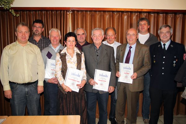 Bürgermeister Markus Dollacker (li.) und die anwesenden Jubilare Christian Scharl (25), Josef Prößl sen. (50), Irene Hofmeister-Sperl (25), Alfred Kellner (50), Nikolaus Scharl (60), Josef Jäger (40) und Josef Müller (60). Daneben KBM und stellvertre