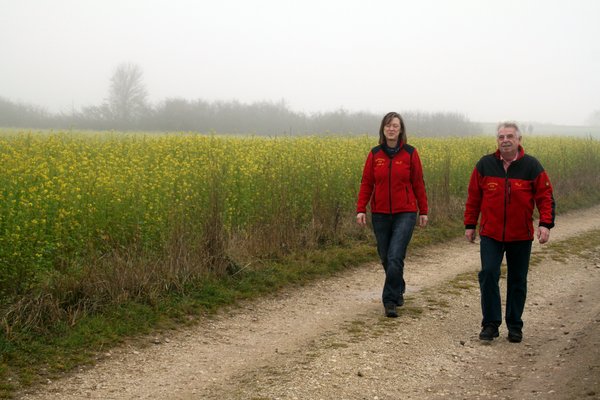 Auch Wanderfreundevorsitzende Annemarie Dollacker und ihr Stellvertreter Heinrich Lobenhofer begaben sich auf die Wanderroute.