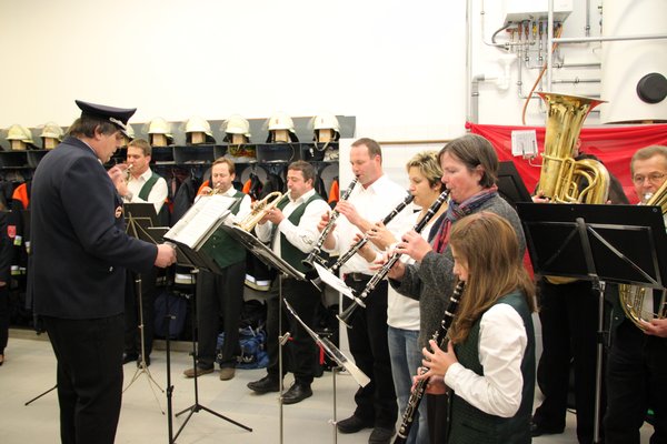 Die Blaskapelle Ensdorf unter Leitung von KBM Hubert Haller umrahmte die traditionsreiche Feier musikalisch.