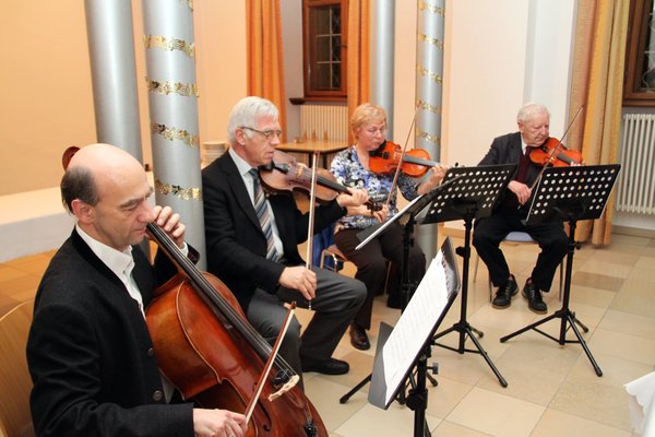 Viktor Hammer (Cello), Gerhard Tschaffon (Bratsche), Christine Angermann und Helmut Walther (Geige) umrahmten die Feier musikalisch.