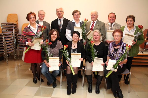 Geehrt für langjährige Treue, „Dank und Anerkennung für verdienstvolles Wirken im Kirchenchorgesang“ geehrt wurden von Pfarrer Pater Hermann Sturm (stehend 2. v. li.) und Chorleiter Gerhard Tschaffon ( stehend 3. v. li.), stehend v. li. Margit Hei