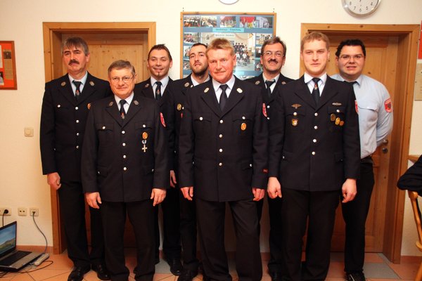 Die alte und neue Vorstandschaft der Freiwilligen Feuerwehr Thanheim. Von links: 2. Vorsitzender Helmut Wüst, Beisitzer Josef Donhauser, Schriftführer Sebastian Bösl, Gerätewart Andreas Schoppe, 1. Vorsitzender Achim Hantke, Kassier Martin Färber und