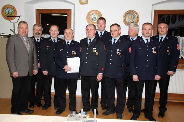 Mit dem Ehrenkreuz für 25 bzw. 40 Jahre aktiven Feuerwehrdienst wurden Wolfsbacher Feuerwehrkameraden ausgezeichnet. Li. Bürgermeister MarkusDollacker, KBR Fredi Weiß und KBI Hubert Blödt, re. 1. Kommandant Christian Holler.