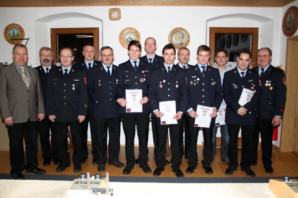 Zahlreiche Feuerwehrler der FFW Wolfsbach wurden bei der Dienstversammlung befördert. Li. Bürgermeister Markus Dollacker, KBR Fredi Weiß und KBI Hubert Blödt, re. Vorsitzender Heinrich Eichenseer.