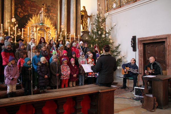 Den feierlichen Gottesdienst zum Don-Bosco-Fest gestalteten musikalisch der Kinderchor Ensdorf sowie der Piccolinichor und der Jugendchor Schwandorf unter Leitung von Elke Bauer-Hammer.