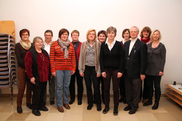 Die neue Führungsriege des Katholischen Frauenbundes Ensdorf v. li. Die neue Schatzmeisterin Monika Auer, Bezirksvorsitzende Ingrid Zeller und ihre Stellvertreterin Erika Suchandt, Martha Wein, Brigitte Lorenz, Maria Leikam, Beisitzerin Gertraud Roppert