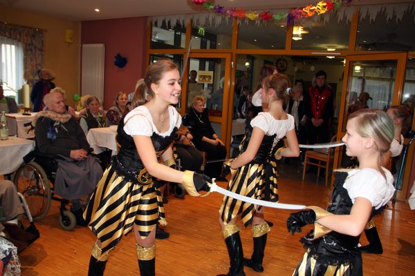 Die Jugendgarde des Faschingskomitees Schmidmühlen begeisterte mit ihrem Showtanz „Fluch der Karibik“.