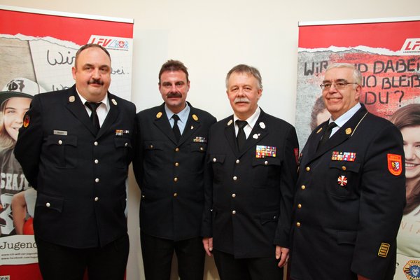 Richard Schieder, Stadtbrandrat in Weiden (2. v. li.), erhielt die Ehrennadel der Deutschen Jugendfeuerwehr in Silber. Heinrich Scharf, Bezirks-Jugendfeuerwehrwart, stellvertretender Landes-Jugendfeuerwehrwart und stellvertretender Bundes-Jugendleiter (3.