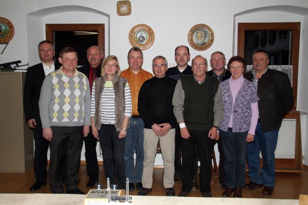 Die neue Vorstandschaft des CSU-Ortsverbandes Ensdorf mit links Kreisvorsitzendem Dr. Harald Schwartz. Daneben Schatzmeister Franz Metschl, 1. Vorsitzender Johann Bösl, Schriftführerin Maria Leikam, die stellvertretenden Vorsitzenden Markus Dollacker un