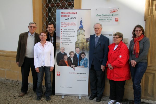 Die Leitung der Caritas-Sozialstation Dekanat Ensdorf e. V. präsentierte sein Jubiläumsprogramm: V.li.: 2. Vorsitzender Christian Wenkmann, Pflegedienstleiterin Christel Knorr, Caritas-Kreisgeschäftsführer Günter Koller, 1. Vorsitzender Pfarrer Pater