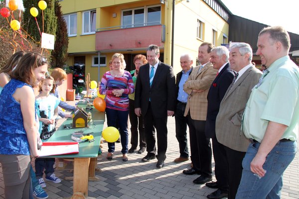 Martina Helfer, Landrat Richard Reisinger, Hans-Jürgen Frey vom Solarförderverein, Bürgermeister Richard Gaßner, Leitender Regierungsschuldirektor Richard Glombitza, Bürgermeister Gotthard Färber und Markus Dollacker.