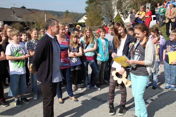 Schüler der Arbeitsgemeinschaft Umwelt der Mittelschule Ensdorf danken und ehren Rektor Siegfried Seeliger für alles, was er für sie und die Umwelt leistete.