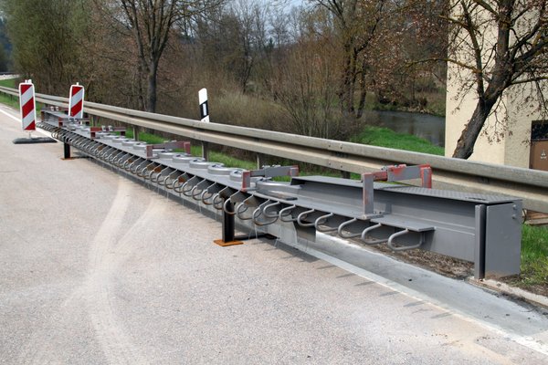 12,5 Meter lang sind die beiden neuen Übergangskonstruktionen, die zwischen Fahrbahn und Brücke eingesetzt werden.