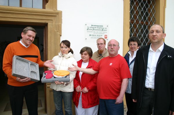 Essen auf Rädern 2009. Links der damalige Pflegedienstleiter Manfred Buchka, rechts Seniorenheimkoch Mario Hellerl.