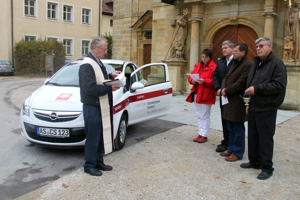 Fahrzeugweihe 2011: V.li. 1. Vorsitzender Pfarrer Pater Hermann Sturm, Schwester ???, Pflegedienstleiter Siegfried Buchka, Geschäftsführer Günther Koller, 2. Vorsitzender Christian Wenkmann.