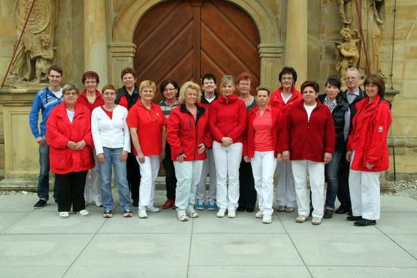 Teile des aktuellen Personals. 2. v.li. stellverteretende Pflegedienstleiterin Erika Wiesen, 4. v. li. Pflegedienstleiterin Christel Knorr, 2. v. li. Vorsitzender Pfarrer Pater Hermann Sturm.