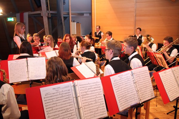 Das Jugendorchester der Knappschaftskapelle Amberg unter Leitung von Katharina Sütterlin eröffnete schwungvoll den 6. VilsKultur-Abend im KulturSchloss Theuern.