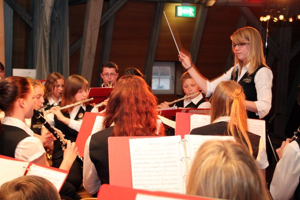 Das Jugendorchester der Knappschaftskapelle Amberg unter Leitung von Katharina Sütterlin eröffnete schwungvoll den 6. VilsKultur-Abend im KulturSchloss Theuern.