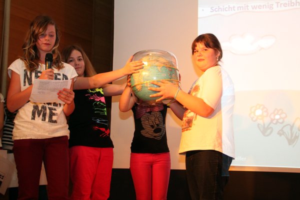 Schüler der Arbeitsgemeinschaft Umwelt der Mittelschule Ensdorf stellten vielfältige Schulprojekte aus dem Umweltbereich vor.