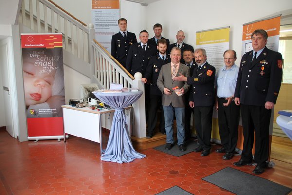 Bei der Ausstellungseröffnung im Ensdorfer Rathaus. V. li. Bernhard Metschl, der Wolfsbacher Feuerwehrkommandant Christian Holler, die stellvertretenden Kommandanten der FFW Thanheim und der FFW Ensdorf, Michael Rothut und Manuel Wondrak, HBM Freiherr Th