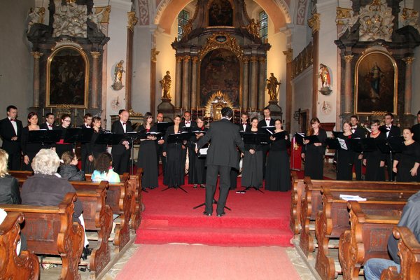 Der Kammerchor „Cantabile Regensburg“ gab in der barocken Ensdorfer Kirche St. Jakobus ein begeisterndes Pfingstkonzert.