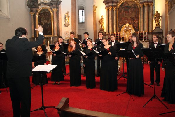 Der Kammerchor „Cantabile Regensburg“ gab in der barocken Ensdorfer Kirche St. Jakobus ein begeisterndes Pfingstkonzert.
