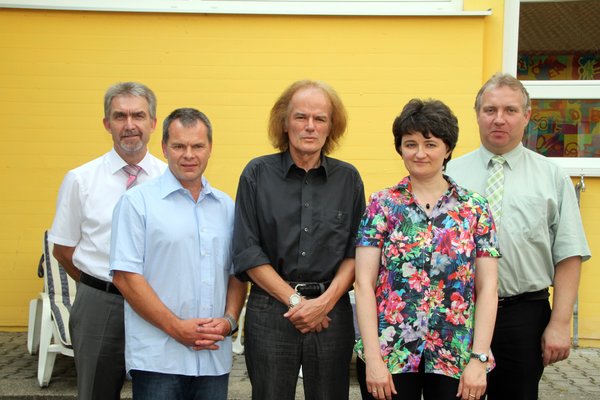 Verabschiedung von Rektor Siegfried Seeliger und Schulpsychologe Ludwig Sturm. V. li.: Schulamtsdirektor Peter Junge, Rektor Siegfried Seeliger, Schulpsychologe Ludwig Sturm, stellvertretende Schulleiterin und künftig Schulleiterin der Mittelschule Ensdo