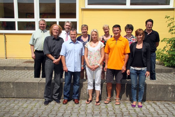 V. li.: Bürgermeister Markus Dollacker, Schulpsychologe Ludwig Sturm, Schulamtsdirektor Peter Junge, Rektor Siegfried Seeliger, Martin Helfer (Leiterin der Arbeitsgemeinschaft Umwelt und Gesundheit), Lehramtsanwärterin Nadine Meier, Conny Hager (Leitung