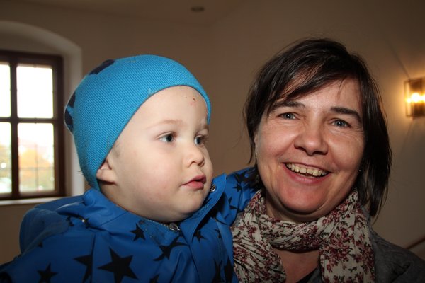 Michaela Hartwig (52) mit Enkel Jonas (3) aus Amberg: „Ich hätte mir die Ausstellung nicht so groß vorgestellt. Jetzt begreife ich , warum meine größeren Enkel so begeistert beim MEC dabei sind. Jonas ist besonders fasziniert von der großen Dampflo