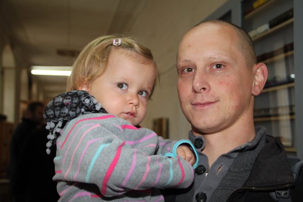 Markus Birner (38) mit Tochter Sophie (3) aus Hohenkemnath: „Die Ausstellung heuer ist noch größer und vielfältiger als vor zwei Jahren. Die Vilstalbahnanlage ist sehr schön, aber von der Länge her hätte sie größer ausfallen können. Wenn man vo