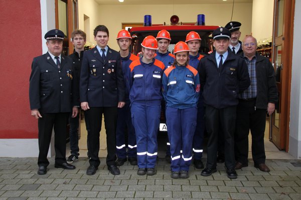 Stolz waren Vorsitzender Heinrich Eichenseer, Jugendleiter Dominik Ernst (vorne von links) und zweiter Bürgermeister Karl Roppert (rechts) nachdem die fünf Mädchen und Burschen der Jugendfeuerwehr die Prüfung zur Bayerischen Jugendspange bestanden hat
