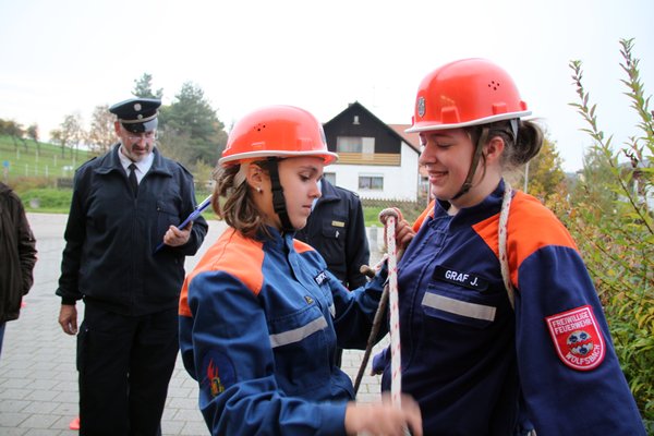 Jugendfeuerwehrler der FFW Wolfsbach bei verschiedenen Prüfungsaufgaben für die Bayerische Jugend-spange.