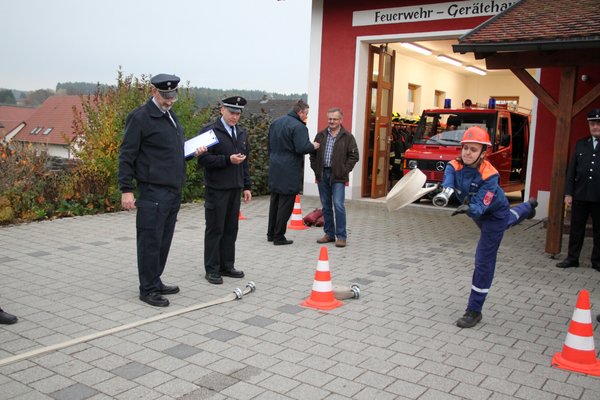 Jugendfeuerwehrler der FFW Wolfsbach bei verschiedenen Prüfungsaufgaben für die Bayerische Jugend-spange.