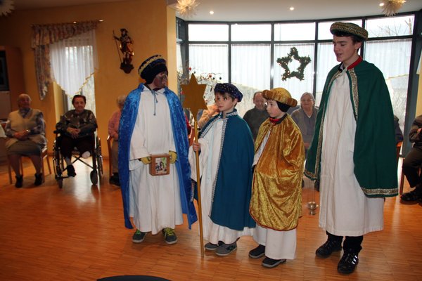 Auch den Bewohnern des BRK-Seniorenheims statteten die Sternsinger einen Besuch ab. Von links: Lukas Wellner, Sebastian Rost, Benedikt Singer und JohannesWein.