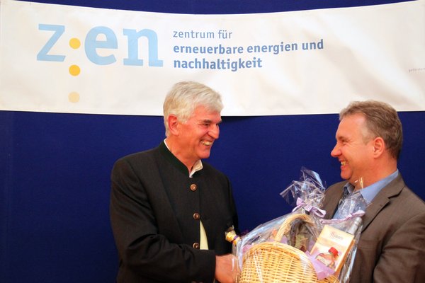 Der neue ZEN-Fördervereinsvorsitzende Bürgermeister Markus Dollacker (re.) dankt seinem Vorgänger Karl Müller mit einem Geschenkkorb für dessen Arbeit.