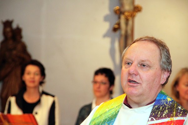 Klosterdirektor Pater Christian Liebenstein in der Hauskapelle des Klosters bei der feierlichen Vesper zur Eröffnung der Ensdorfer Klosternacht.