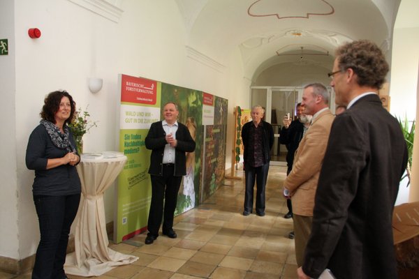 Bei der Ausstellungseröffnung v. li. Die Leiterin der Umweltstation Kloster Ensdorf Ute Meindl-Kett, Klosterdirektor Pater Christian Liebenstein, Pater Josef Wenzl, Forstdirektor Richard Schecklmann von Amt für Ernährung, Landwirtschaft und Forsten Amb