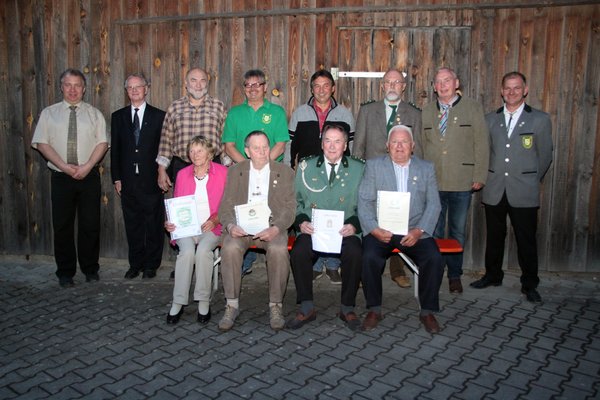 Ehrungen: sitzend v. li. Johanna Übler und die Gründungsmitglieder Gerhard Gürke, Georg Reinwald und Georg Lehmeier, stehend v.l. Bürgermeister Markus Dollacker, Schirmherr Pfarrer Pater Hermann Sturm, Fritz Bieber, Edwin Marschall, Bernhard Ehebauer