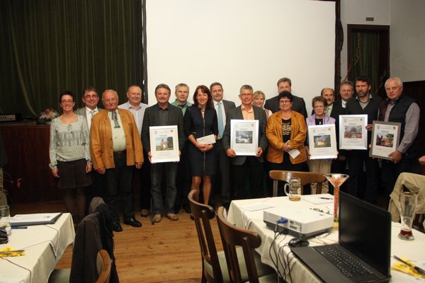 Die Preisträger des Wettbewerbs „Unser dorfgerechte Kapelle“ mit Landrat, Bürgermeistern und Kreisfachberatern.