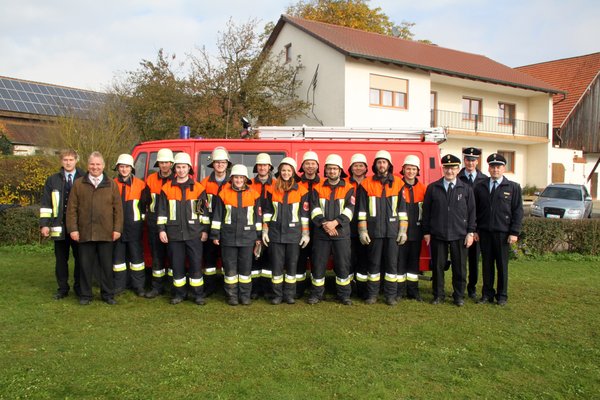 Zwei weitere Gruppen der Freiwilligen Feuerwehr Thanheim legten in verschiedenen Stufen mit Bravour das Leistungsabzeichen „Die Gruppe im Löschangriff“ ab. Links 1. Kommandant Bernhard Metschl und Bürgermeister Markus Dollacker, rechts die Schiedsri